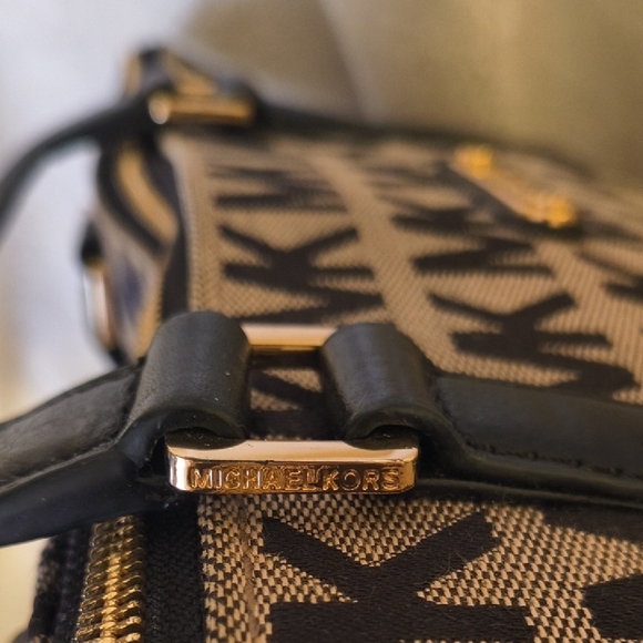 LARGE Michael Kors Signature Black and Tan Tote - Picture 3 of 11